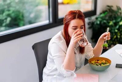  نوشیدن آب یخ بعد از غذا خوب است یا بد؟
