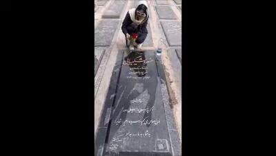  گلباران مزار هنرمندان محبوب ایران؛ لحظه‌ای پر از بغض، عطر گل و خاطرات جاودان