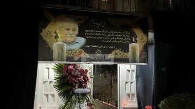  عکس/ نگاهی به حال و هوای احساسی و دلگیر خونه محمد کاسبی در شام غریبان در مرزداران تهران: از حجله دم در و تاج گل های اعیانی تا عکس های مرحوم روی درخت انار و چیدمان ساده میز عزا