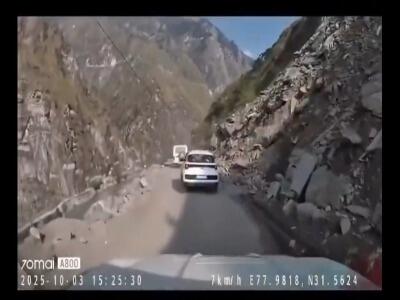  سقوط سنگ بزرگ روی خودروی سواری در جاده