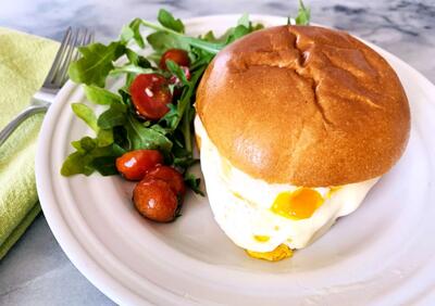  ساندویچ تخم‌مرغ با نان برگر؛ فوری و آسان برای مدرسه