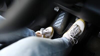  گرفتن ترمز و کلاچ به صورت همزمان؛ اشتباهی رایج در رانندگی