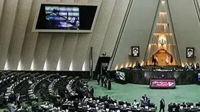  تنش لفظی دو نماینده در مجلس/ کوچک زاده خطاب به نماینده بناب؛ فکر می‌کند چون روحانی است اجازه دارد هر کاری بکند! + فیلم