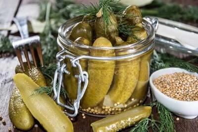آیا لایه سفید روی آب خیارشورهای فله خطرناک است؟/ احتمال افزودن «کات کبود» به خیارشورها
