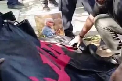  فیلم/ پرچم سیدالشهدا به پیکر محمد کاسبی رسید