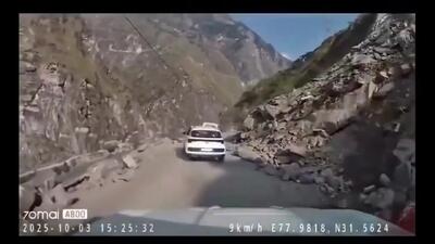  سقوط سنگ غول پیکر در جاده / رانند جان سالم به در برد + فیلم