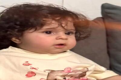 آواز شاد؛ دختربچه ملوس نصفه شبی کنسرت گذاشته میخونه بشکنه میزنه خواب خونواده رو گرفته