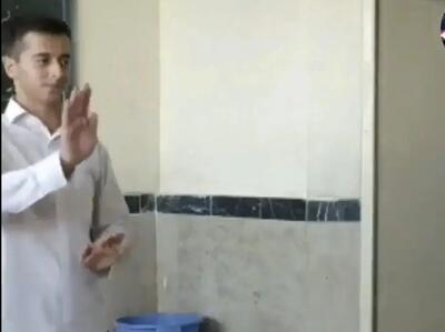  آواز شاد؛ پسرا سر کلاس میرقصن معلم از راه میرسه گوش بچه رو چنان میکشه پرت میکنه بیرون