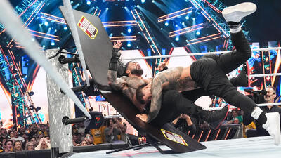  تکه‌ای از تاریخ WWE در دستان هوادار استرالیایی؛ میزی که رومن رینز را شکست داد!