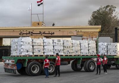  کامیون‌های حامل کمک‌های بشردوستانه در انتظار عبور از گذرگاه رفح/ گروه‌های فلسطینی خواستار فشار آمریکا بر اسرائیل شدند