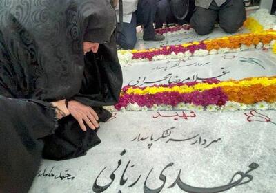  اولین حضور مادر شهید سردار مهدی ربانی بر سر مزار پسرش/ دعا کنید راه امام و رهبری را ادامه دهیم+ فیلم
