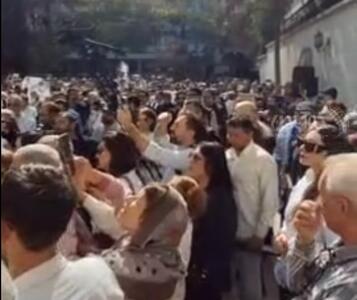 ویدیو / پخش سرود فیلم «ای ایران» در مراسم تشییع زنده‌یاد ناصر تقوایی