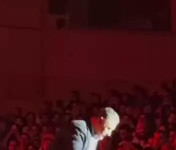  شور و هیجان مردم از حضور علی دایی در کنسرت روزبه نعمت الهی