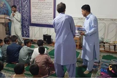  ۲۵۰ بسته لوازم التحریر به دانش آموزان روستای چاه شور دلگان اهدا شد