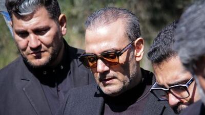  عکس/ دلداری دادن مهران مدیری به علیرضا قربانی در مراسم عزای همسر کم سن و سالش/ لعنت به سرطان و مرگ عزیزانمون