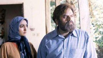  فیلم/ حضور بازیگر سریال «پس از باران» با واکر در مراسم تشییع محمد کاسبی