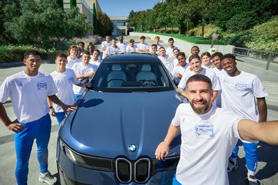  بازیکنان رئال مادرید BMW های جدید خودشان را دریافت کردند / عکس