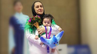  روایت قهرمانی که مادری‌اش را روی سکو به رخ کشید