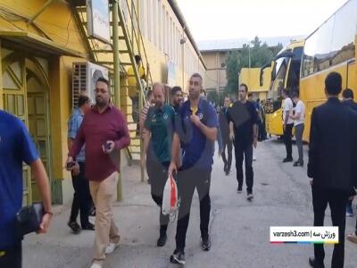 تشویق اتوبوس سپاهان توسط هواداران در آبادان