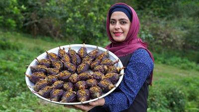  تهیه ترشی بادمجان شکم‌پر با سبزی‌های معطر در روستای شمالی ایران (فیلم)