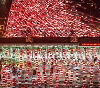  دریایی از نور قرمز در بزرگراه های چین (+تصاویر)