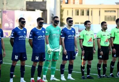 اقدام متفاوت بازیکنان گل‌گهر هنگام ورود به زمین