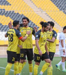  طلایی پوشان در ایستگاه آبادان