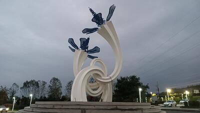  مجسمه «پیوند مهرگان» رونمایی شد؛ اثری که هویت بصری شهرها را متمایز می‌کند