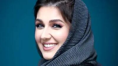  گلوریا هاردی در کافه ای هنری با استایلی شیک و کژوال!
