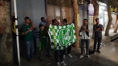 تشویق خیبر توسط هواداران در اطراف هتل محل اقامت پرسپولیس