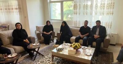 دیدار مسئولان هلال‌احمر با خانواده خلبان شهید «مهراب‌زاده»