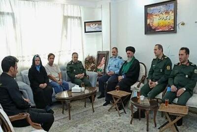  دیدار وزیر دفاع با خانواده شهیدان «عسگری» و «طالبی»
