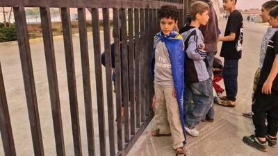  هواداران خردسال استقلال از زیر نرده وارد ورزشگاه شهرقدس شدند