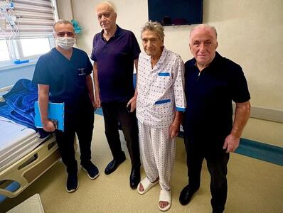  ویدیو| اکبر کارگر جم روی تخت بیمارستان تماشاگر بازی استقلال مقابل مس رفسنجان