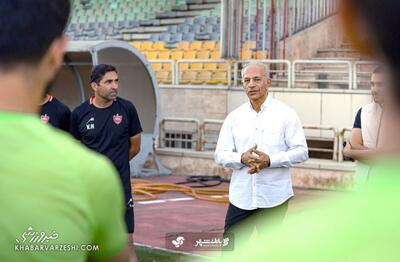  ویدیو| لحظاتی از حضور اسطوره خوشنام فوتبال در تمرین پرسپولیس - پارس فوتبال