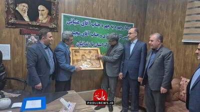  زندانیان سلماس تابلوی نفیس دست ساز به پاس خدمت صادقانه اهدا کردند