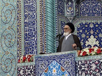  امام جمعه قم: آمریکا با نقاب صلح، به‌دنبال تحمیل حقارت ملت‌هاست