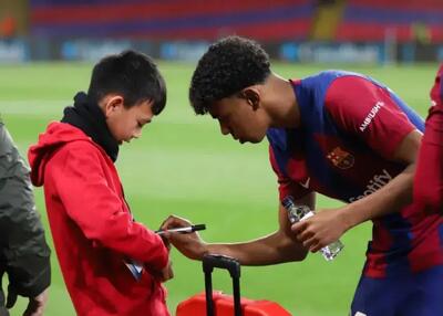  عجیب ولی واقعی: امضا گرفتن از یامال پولی شد!