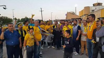 تشویق اتوبوس سپاهان توسط هواداران در آبادان