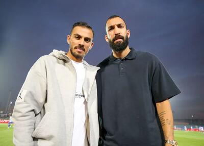  عکس یادگاری دو ستاره مصدوم استقلال کنار زمین