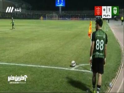 ضربه سر بازیکن خیبر از بالای دروازه پرسپولیس به بیرون رفت