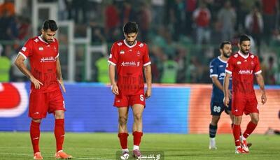 پرسپولیس با بازوبند مشکی وارد زمین می‌شود