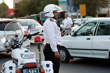 صحنه جالب از خدمت افسر پلیس به یک سالمند