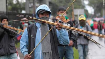  حمله مخالفان ترامپ به سفارت آمریکا در کلمبیا با تیروکمان!