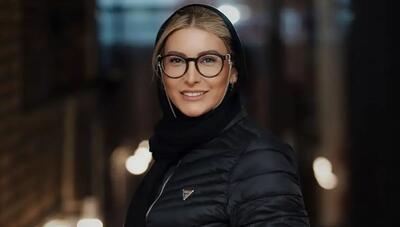 فوتوشوت کلاسیک فریبا نادری؛ استایل رسمی با پاپیون مشکی در کنار خودروی بیوک قدیمی (عکس)
