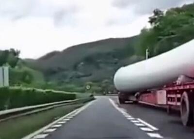  جابجایی یک جسم بزرگ توسط خودروی غول‌پیکر