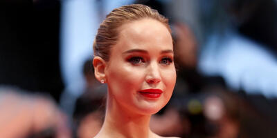  جنیفر لارنس با پیراهن مشکی و موهای چتری، تعریف جدیدی از جذابیت داد - چی بپوشم