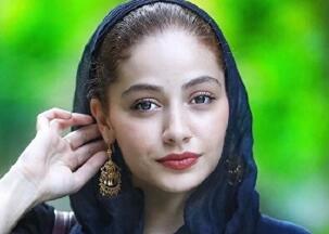  عکس/ ژست هنری بازیگر خاتون با مدل روسری خاص و بامزه | اقتصاد24