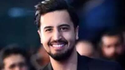 عکس جدید بازیگر مشهور ایرانی در خودرو میلیاردی اش!
