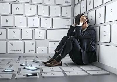 انسان تنها در میان ارتباطات بی‌روح مجازی‌